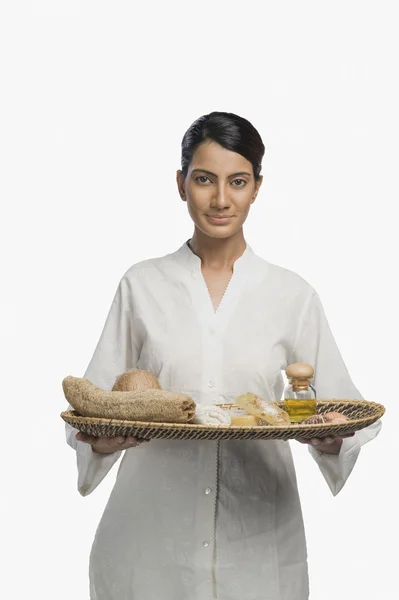 Mulher segurando uma bandeja de produtos para aromaterapia — Fotografia de Stock