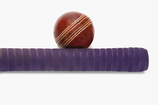 Cricket bal met een vleermuis — Stockfoto