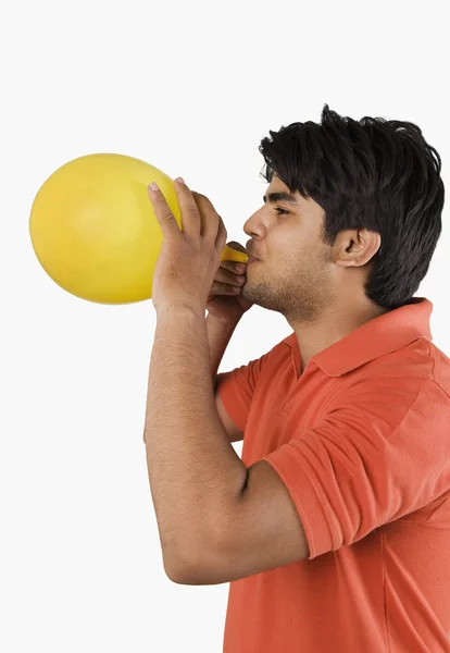 Um homem a explodir um balão — Fotografia de Stock