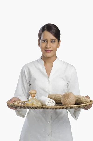 Mulher segurando uma bandeja de produtos para aromaterapia — Fotografia de Stock