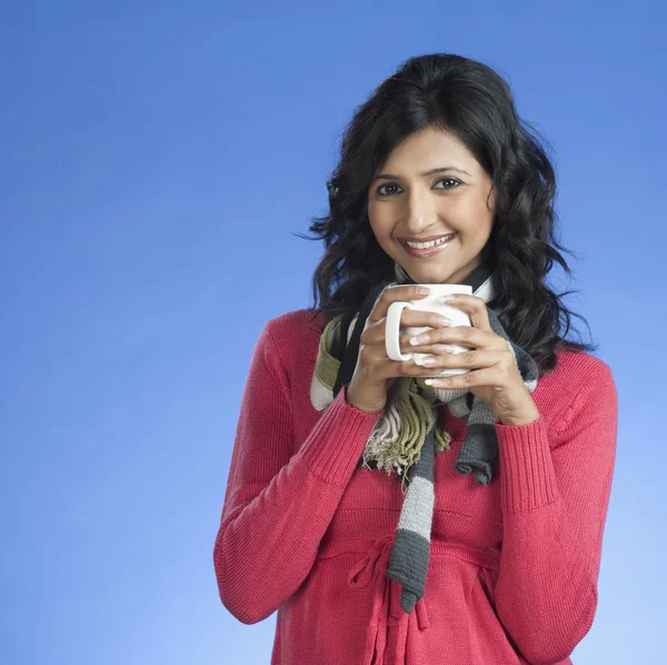 Woman drinking a cup of coffee — Stock Photo, Image