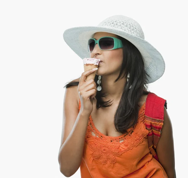 Mujer comiendo un cono de helado —  Fotos de Stock