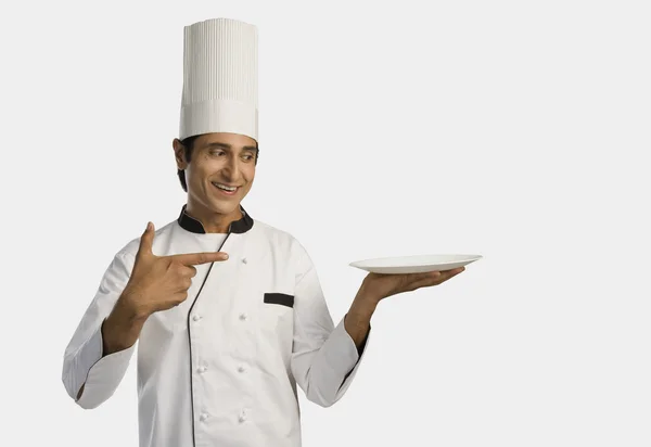 Chef in possesso di un piatto — Foto Stock