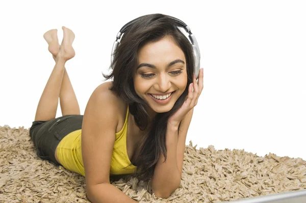 Woman listening to music on headphones — Stock Photo, Image