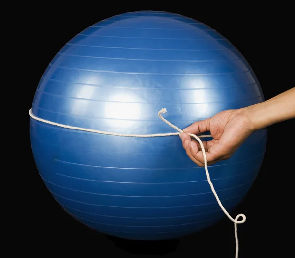 Homem medindo uma superfície curva com uma corda — Fotografia de Stock