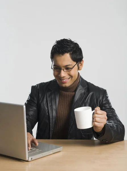 Man werkt aan een laptop — Stockfoto