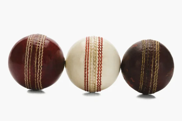 Balles de cricket anciennes et nouvelles — Photo