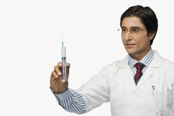 Doctor holding a syringe — Stock Photo, Image