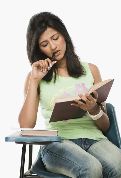 Student reading in a classroom — Stock Photo, Image