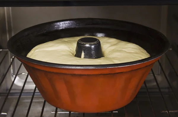 Tigela de comida em um forno de microondas — Fotografia de Stock