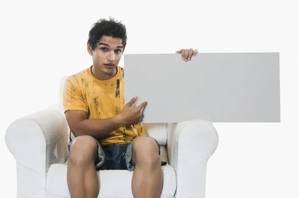 Homem segurando um cartaz em branco — Fotografia de Stock