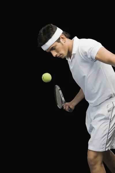 Tennisspieler spielt einen Schuss — Stockfoto