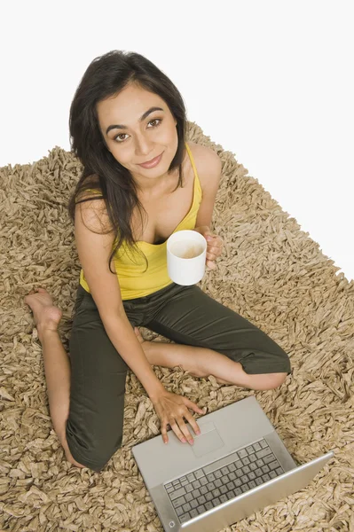 Vrouw werkt aan een laptop — Stockfoto