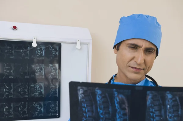 Chirurg untersucht Röntgenbericht — Stockfoto