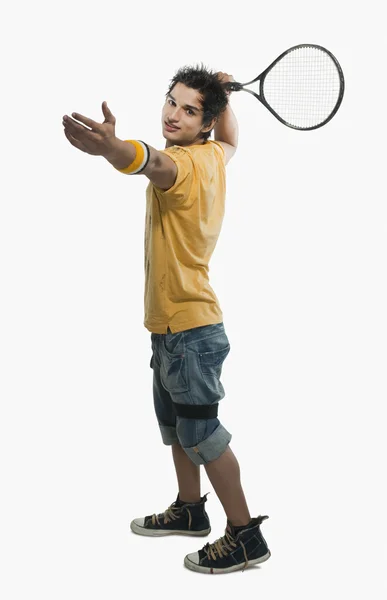 Человек готовится размахивать теннисной ракеткой — стоковое фото