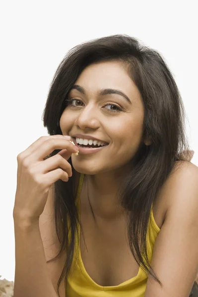 Woman eating popcorn — Stock Photo, Image