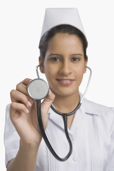 Infirmière tenant un stéthoscope — Photo