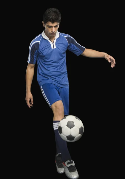 Fußballspieler übt mit einem Fußballball — Stockfoto