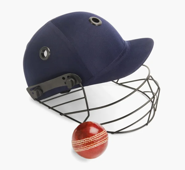 Pelota de cricket y casco — Foto de Stock