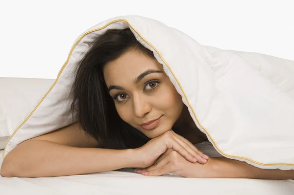 Frau blickt durch eine Decke — Stockfoto