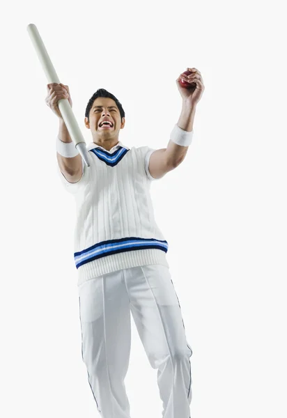 Jugador de cricket animando con una pelota de cricket y muñón —  Fotos de Stock