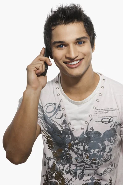 Hombre hablando en un teléfono móvil — Foto de Stock