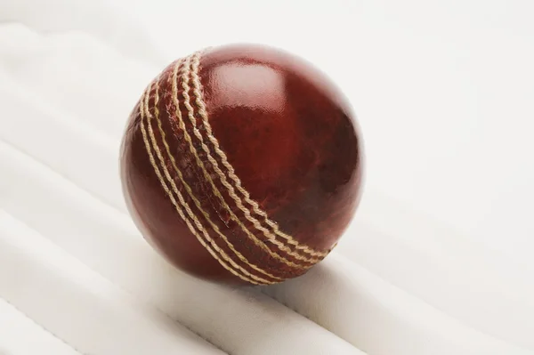 Pelota de cricket en una plataforma de cricket — Foto de Stock