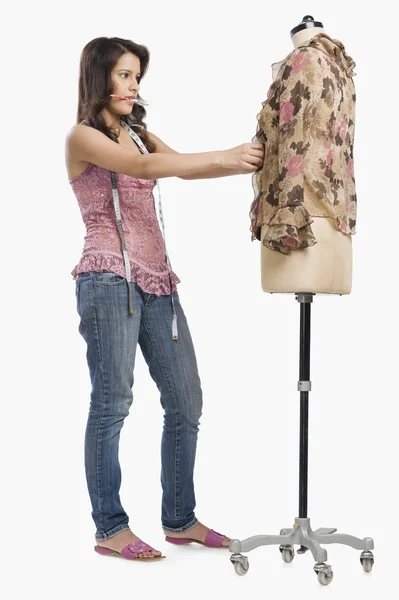 Moda Tasarımcısı bir elbise mankenin üzerinde çalışıyor — Stok fotoğraf