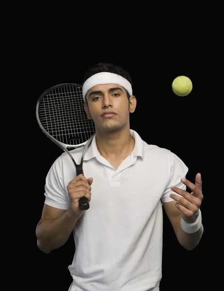 Jugador de tenis con raqueta de tenis y pelota —  Fotos de Stock