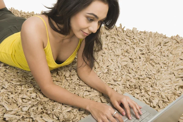 Mulher trabalhando em um laptop — Fotografia de Stock