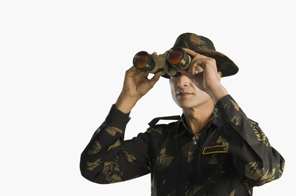 Soldado del ejército mirando a través de prismáticos — Foto de Stock