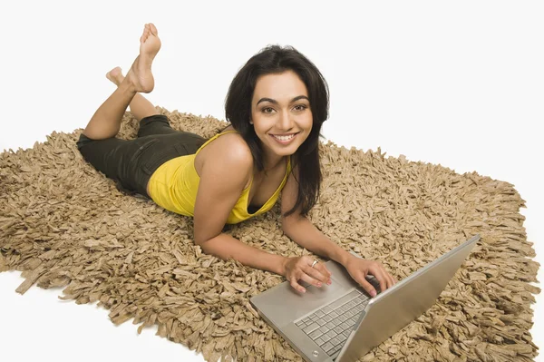 Vrouw werkt aan een laptop — Stockfoto