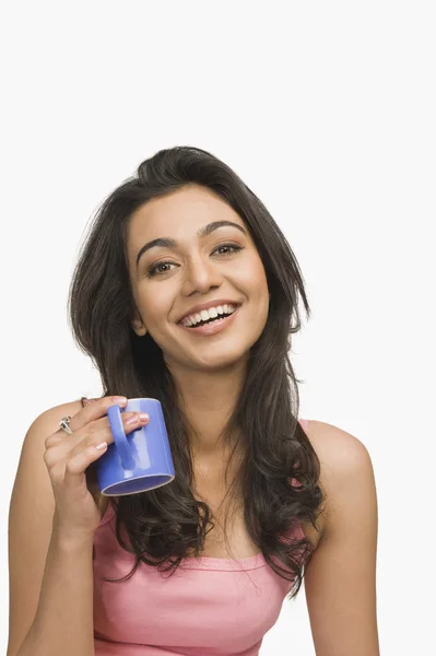 Frau trinkt Kaffee — Stockfoto