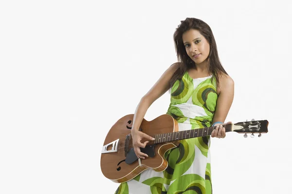 Woman playing a guitar — Stock Photo, Image