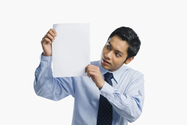 Businessman showing a sheet of blank paper — Stock Photo, Image