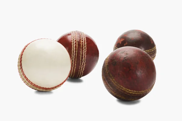 Pelotas de cricket viejas y nuevas —  Fotos de Stock