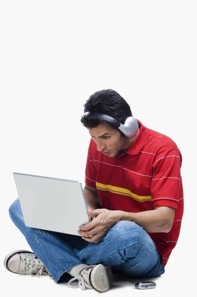 Listening to music on headphones — Stock Photo, Image