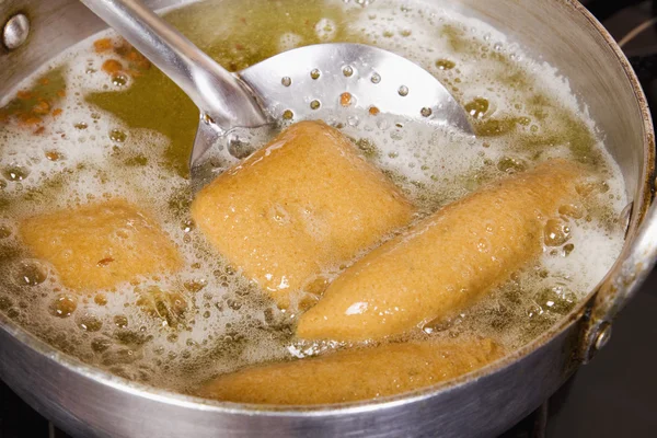 Pakoras sendo frito em uma panela em um fogão — Fotografia de Stock