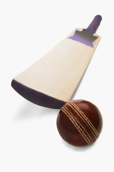 Bola de críquete com um morcego — Fotografia de Stock