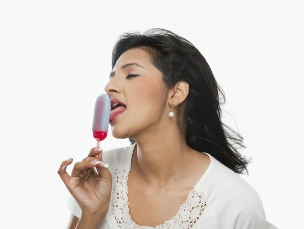 Mujer lamiendo un helado —  Fotos de Stock