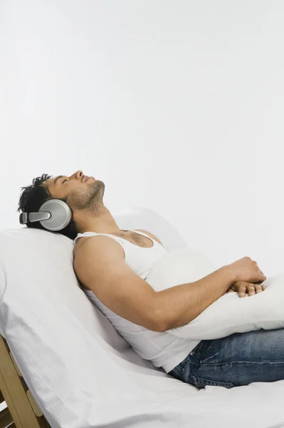 Man listening to headphones — Stock Photo, Image