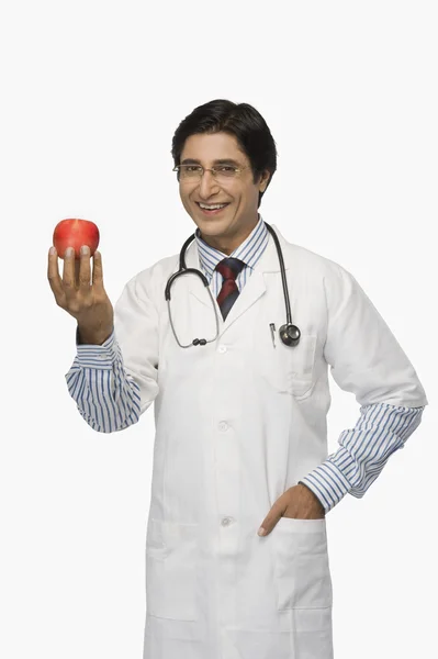 Γιατρός κρατώντας ένα μήλο — Φωτογραφία Αρχείου