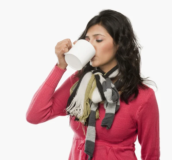 Woman drinking a cup of coffee — Stock Photo, Image