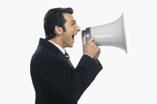 Бизнесмен кричит в мегафон — стоковое фото
