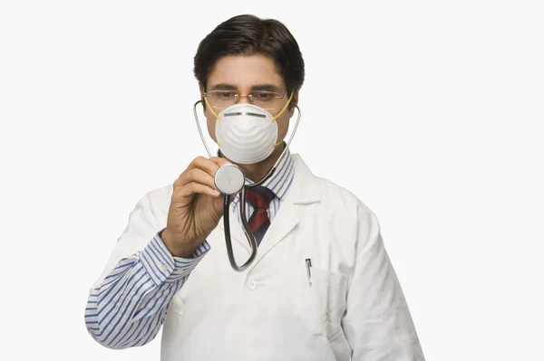 Doctor fingiendo escuchar latidos del corazón con un estetoscopio —  Fotos de Stock