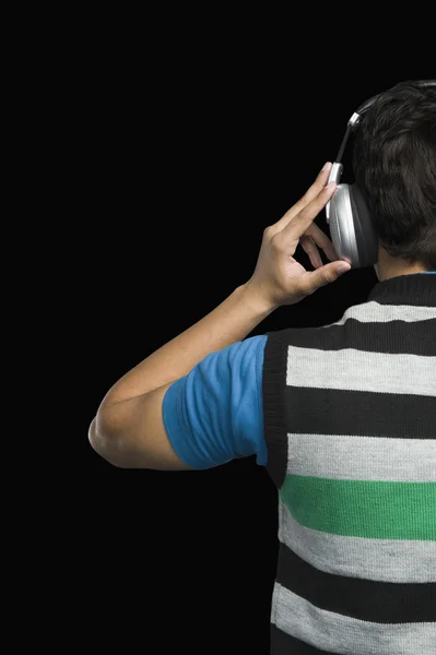 Man listening to headphones — Stock Photo, Image