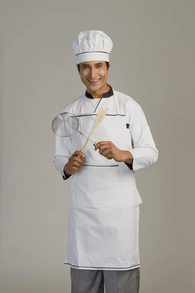 Chef sosteniendo un tamiz y una cuchara de madera — Foto de Stock
