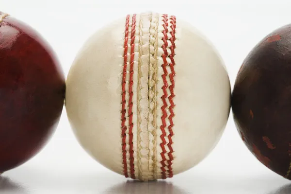 Pelotas de cricket viejas y nuevas — Foto de Stock
