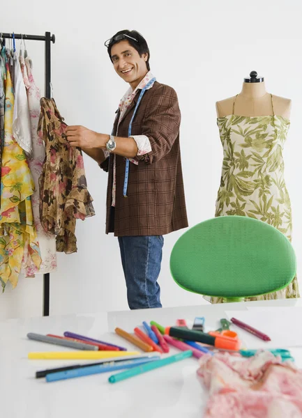 Tailor working in a clothing store — Stock Photo, Image
