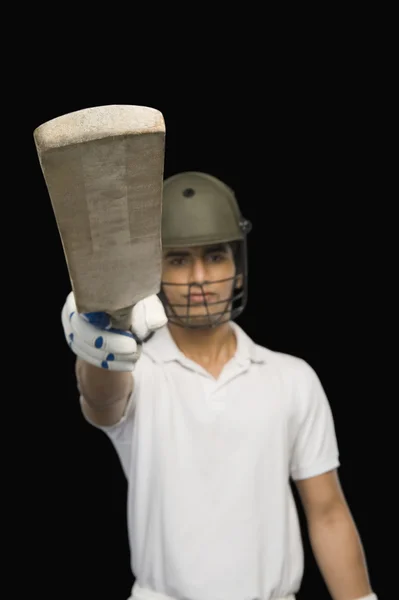 Cricket slagman höja sin bat — Stockfoto